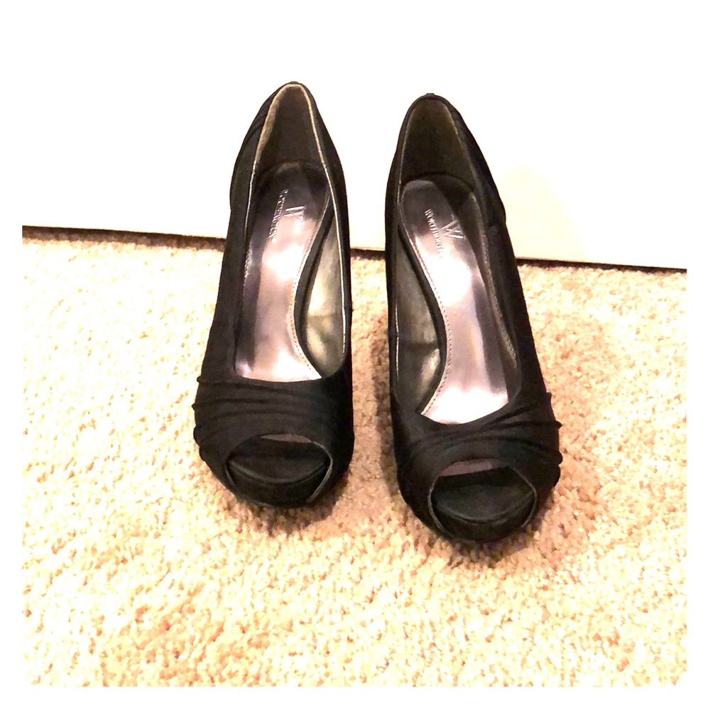 Peep toe pumps
